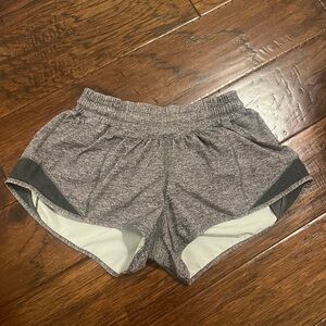 Lululemon Heather Grey Hotty Hot Shorts Size 2; 2.5 in length